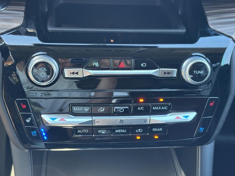Ford Explorer Vehicle Full-screen Gallery Image 27
