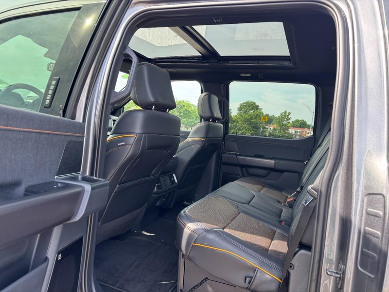 Ford F-150 Vehicle Full-screen Gallery Image 12