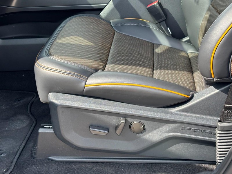 Ford F-150 Vehicle Full-screen Gallery Image 16