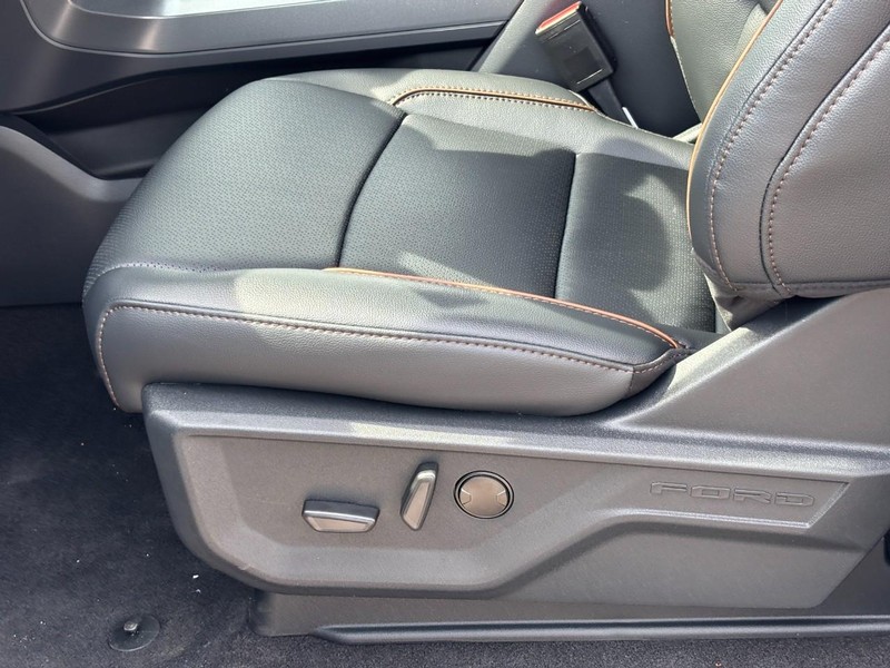 Ford F-150 Vehicle Full-screen Gallery Image 16