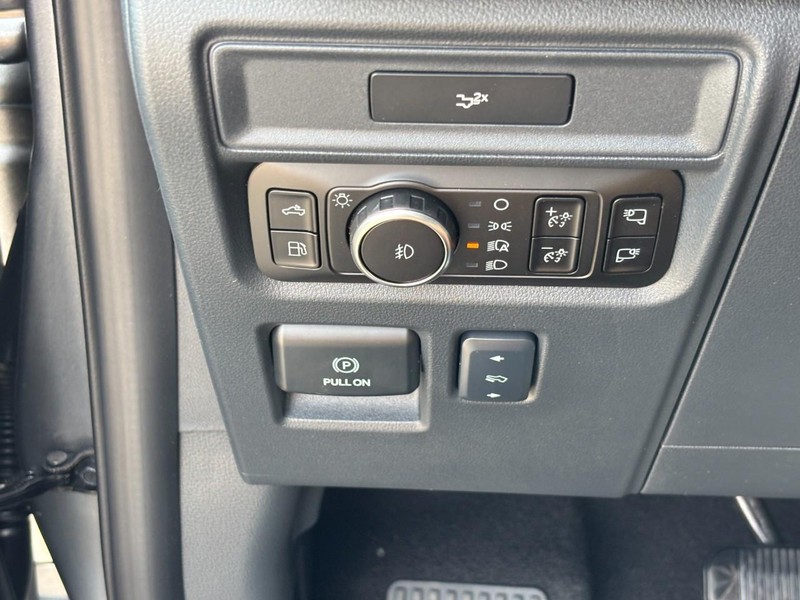 Ford F-150 Vehicle Full-screen Gallery Image 18