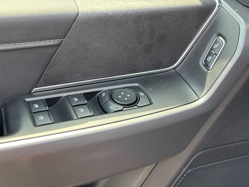 Ford F-150 Vehicle Full-screen Gallery Image 17
