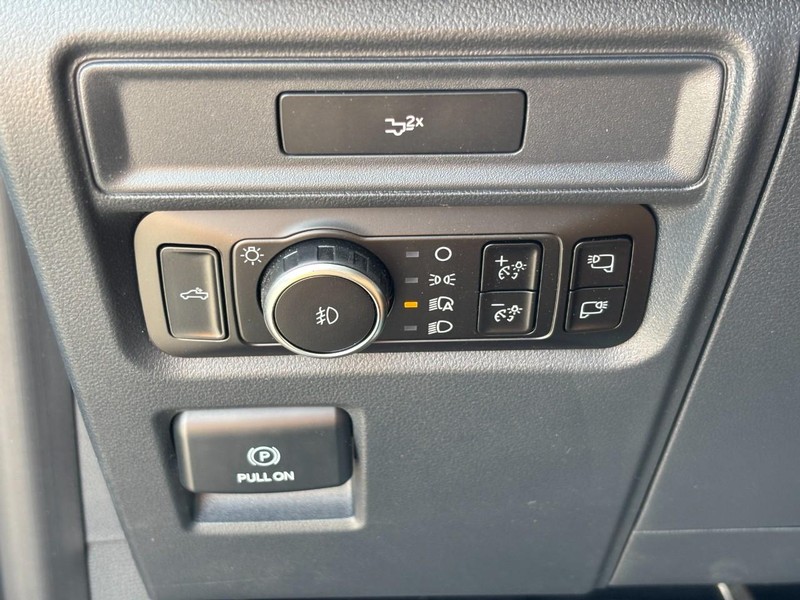 Ford F-150 Vehicle Full-screen Gallery Image 18