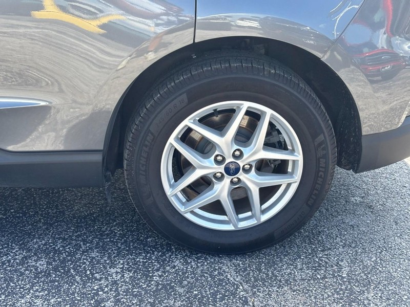 Ford Edge Vehicle Full-screen Gallery Image 12