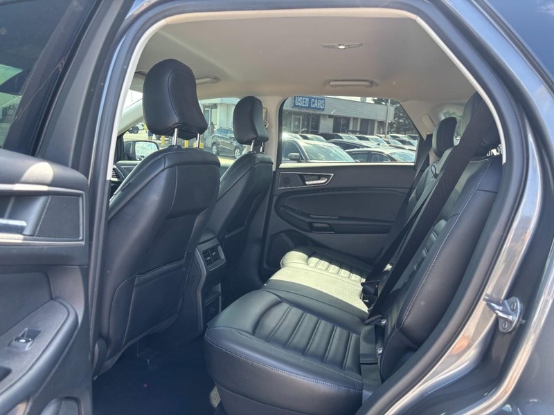 Ford Edge Vehicle Full-screen Gallery Image 13