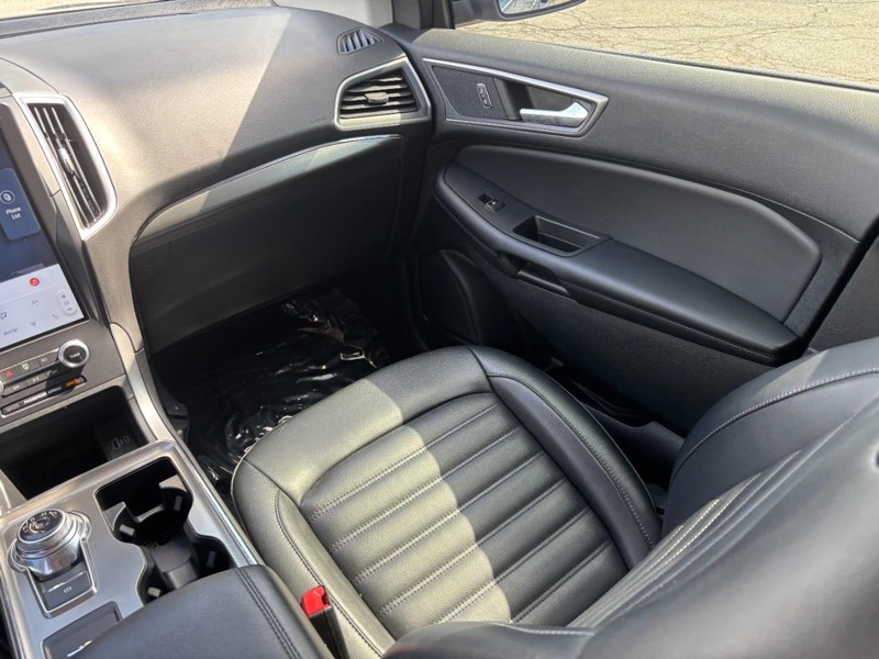 Ford Edge Vehicle Full-screen Gallery Image 16
