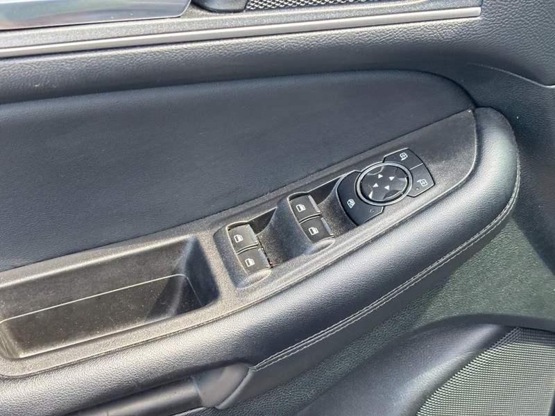 Ford Edge Vehicle Full-screen Gallery Image 18