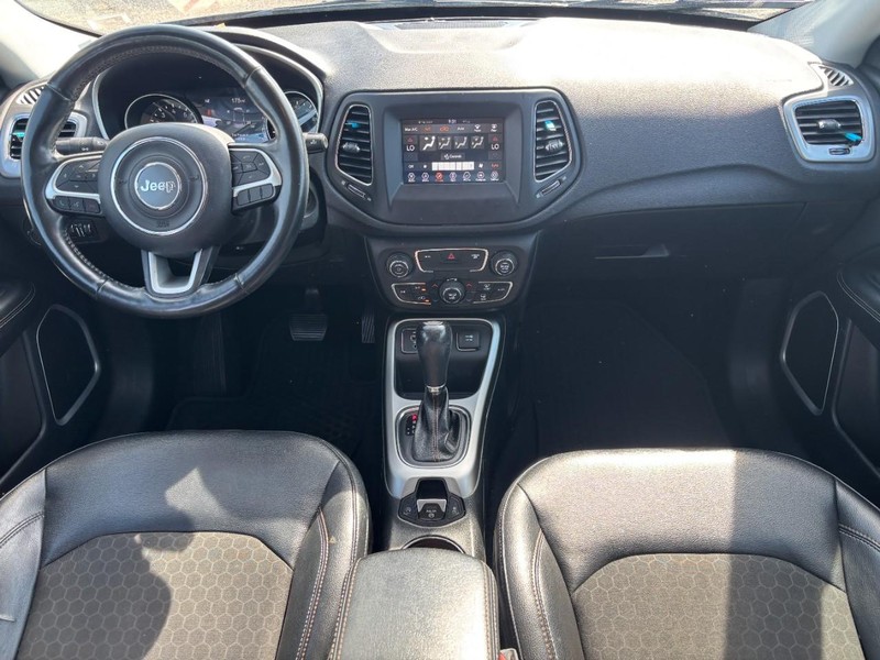 Jeep Compass Vehicle Image 15