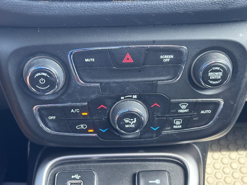 Jeep Compass Vehicle Image 24