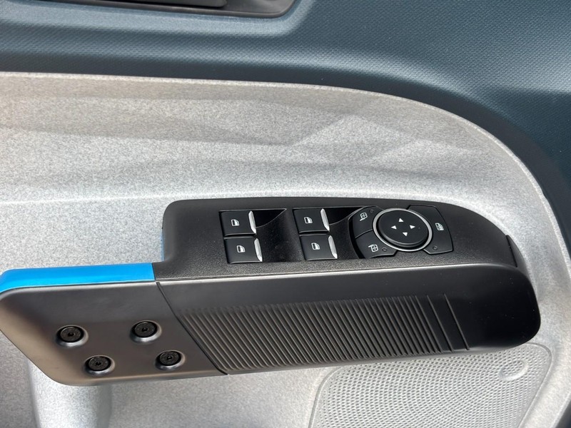 Ford Maverick Vehicle Image 17