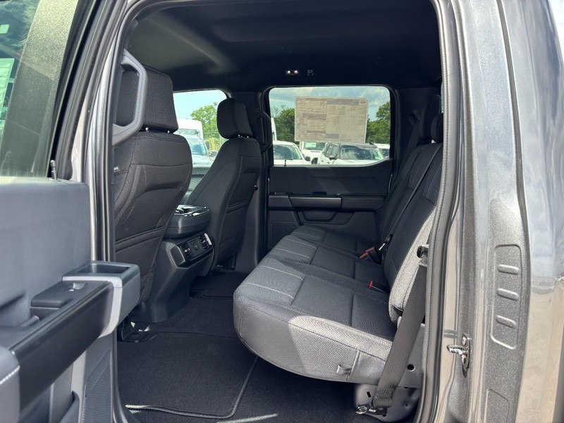Ford F-150 Vehicle Full-screen Gallery Image 12