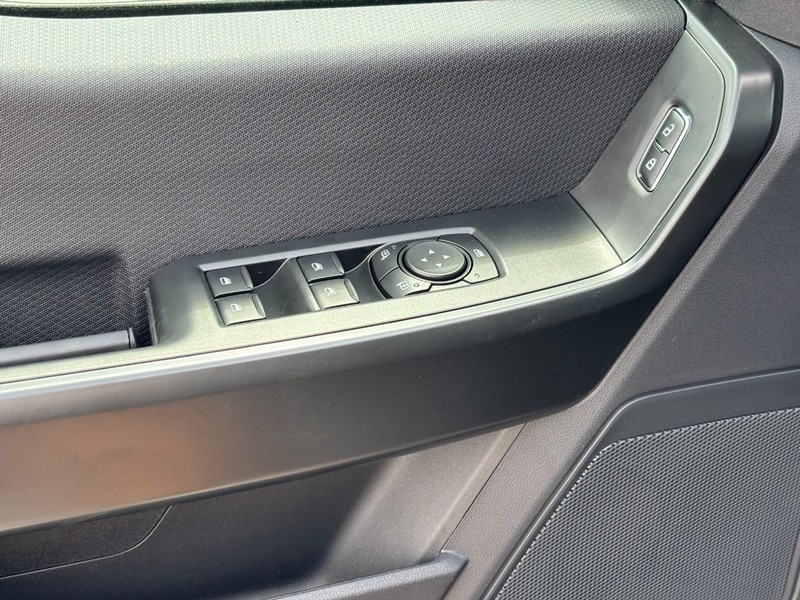 Ford F-150 Vehicle Full-screen Gallery Image 17