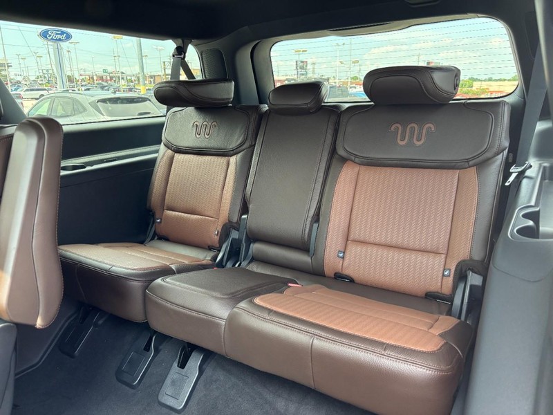 Ford Expedition Max Vehicle Full-screen Gallery Image 13