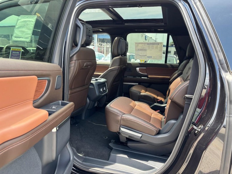 Ford Expedition Max Vehicle Full-screen Gallery Image 14