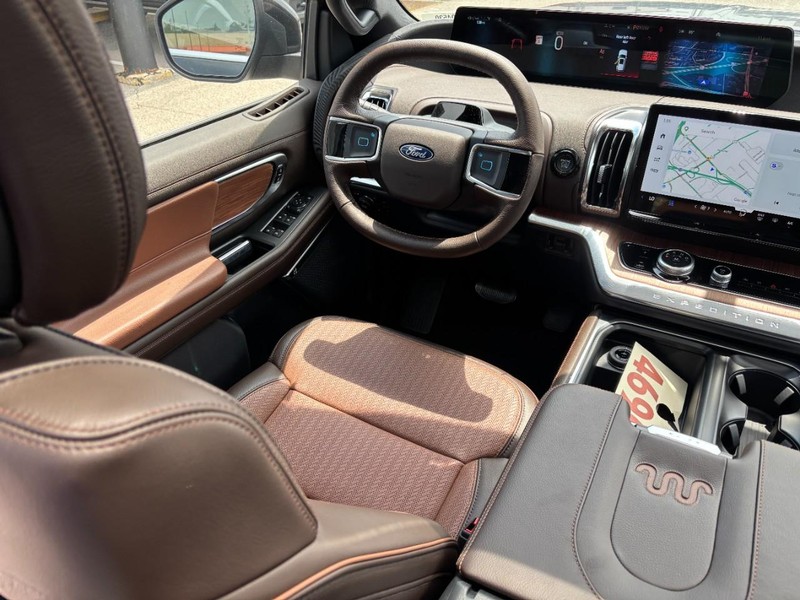Ford Expedition Max Vehicle Full-screen Gallery Image 15