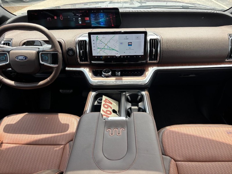 Ford Expedition Max Vehicle Full-screen Gallery Image 16