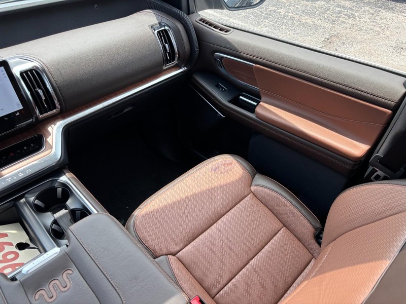 Ford Expedition Max Vehicle Full-screen Gallery Image 17