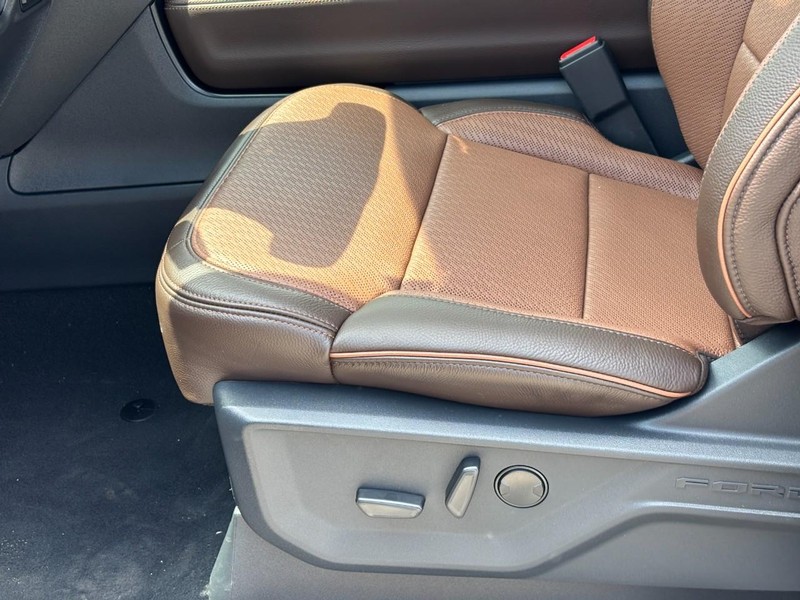 Ford Expedition Max Vehicle Full-screen Gallery Image 18