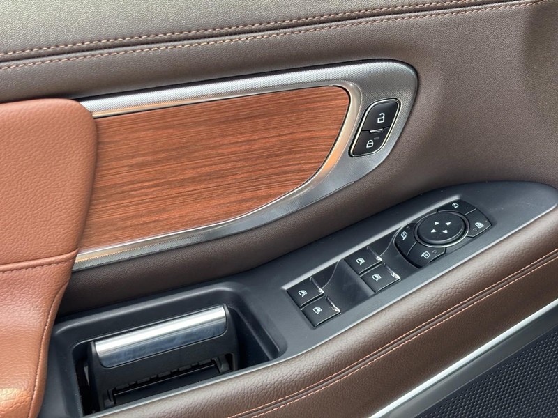 Ford Expedition Max Vehicle Full-screen Gallery Image 19