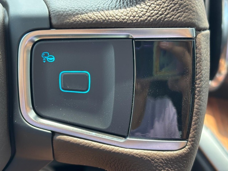 Ford Expedition Max Vehicle Full-screen Gallery Image 21