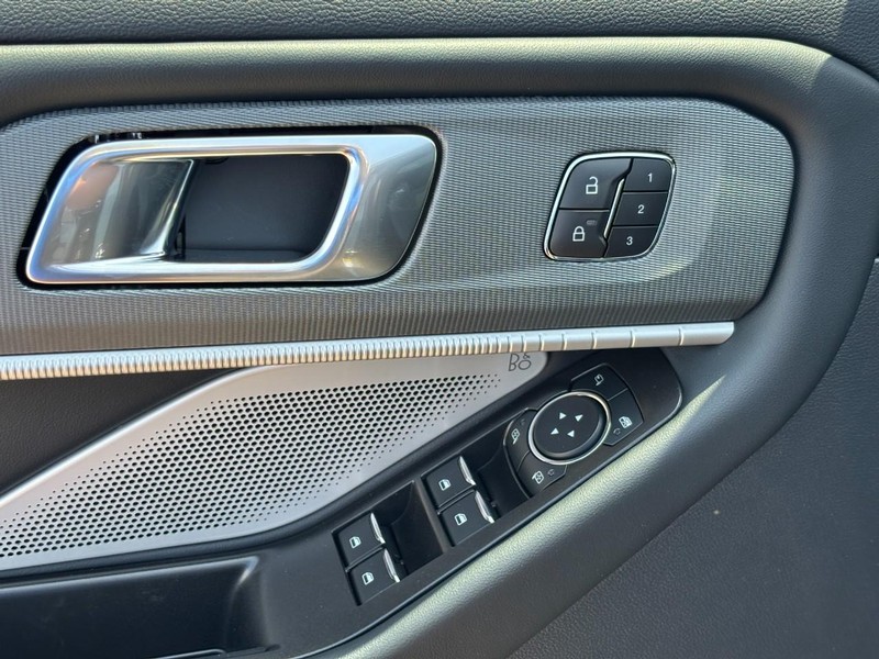 Ford Explorer Vehicle Image 18
