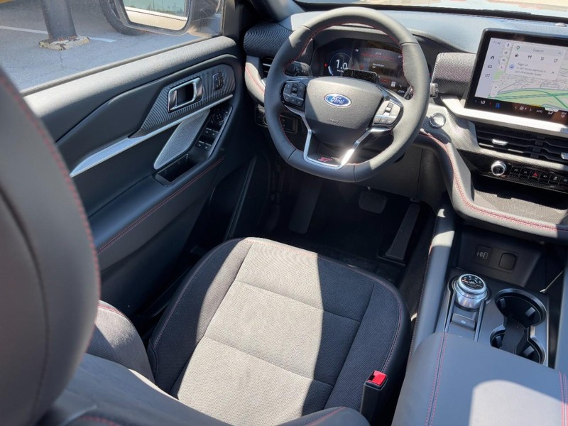 Ford Explorer Vehicle Image 14