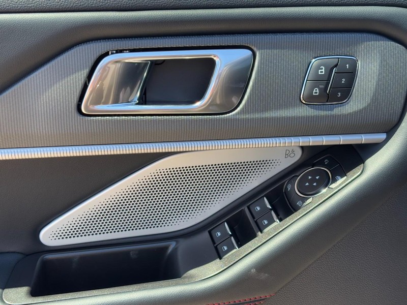 Ford Explorer Vehicle Image 18