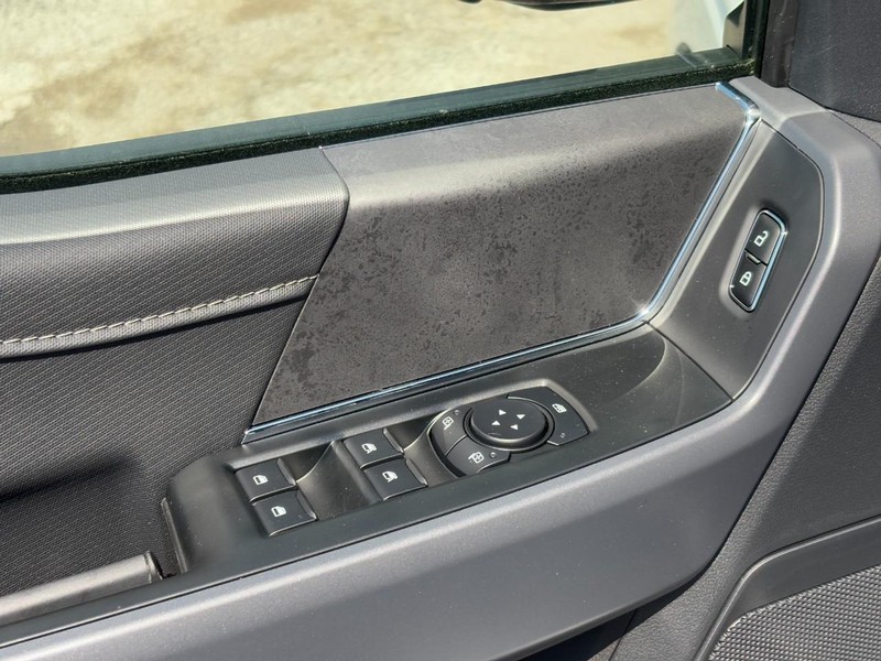Ford F-150 Vehicle Full-screen Gallery Image 17