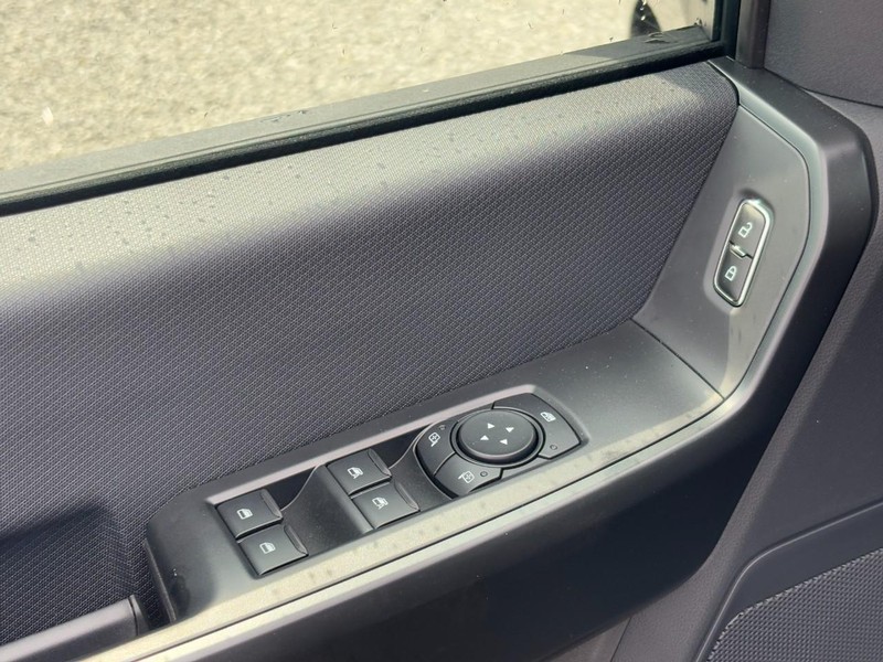 Ford F-150 Vehicle Full-screen Gallery Image 17