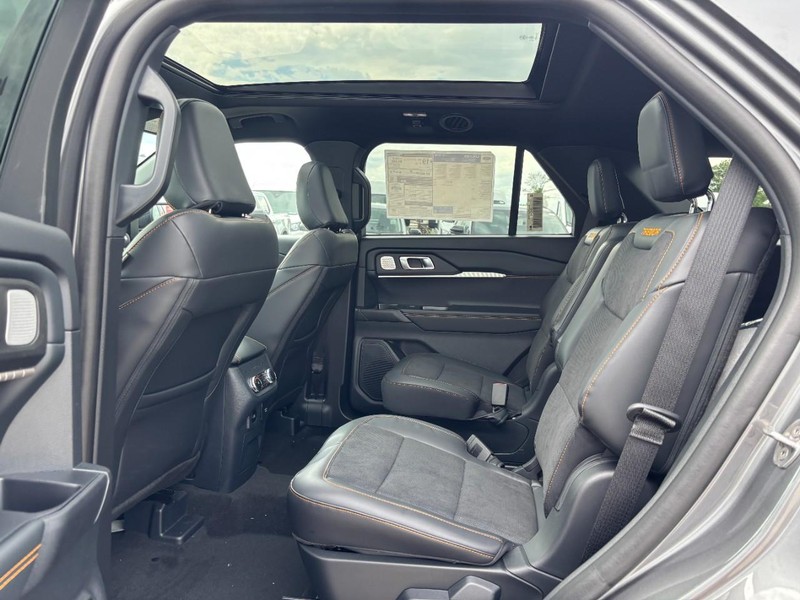 Ford Explorer Vehicle Full-screen Gallery Image 13