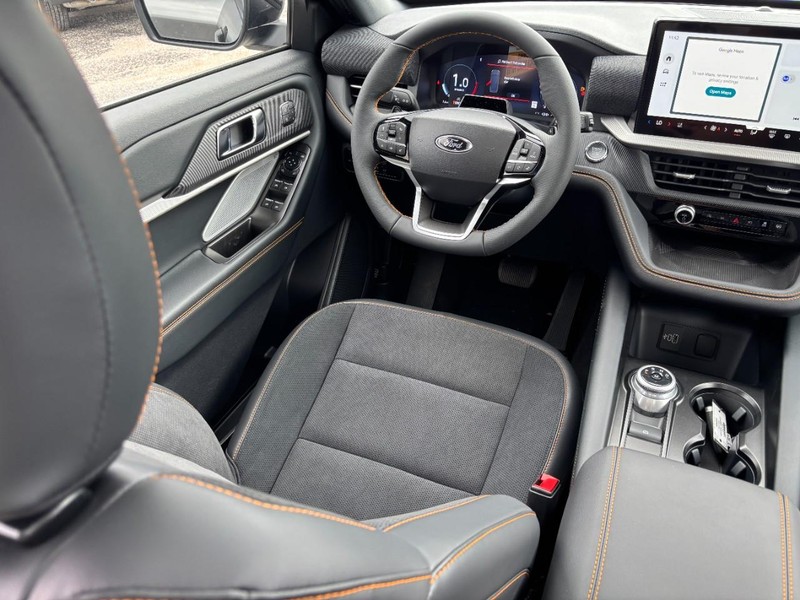 Ford Explorer Vehicle Full-screen Gallery Image 14