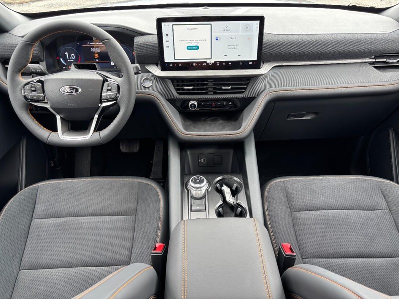 Ford Explorer Vehicle Full-screen Gallery Image 15