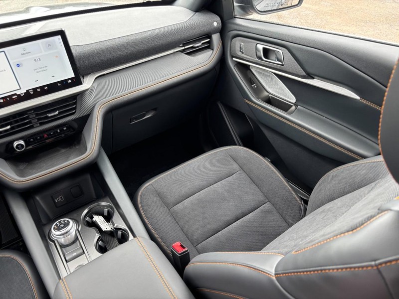 Ford Explorer Vehicle Full-screen Gallery Image 16