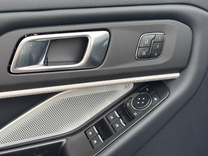 Ford Explorer Vehicle Full-screen Gallery Image 18