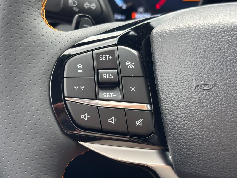 Ford Explorer Vehicle Full-screen Gallery Image 19