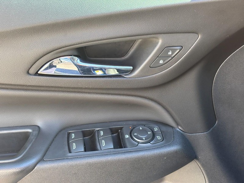 Chevrolet Equinox Vehicle Full-screen Gallery Image 16