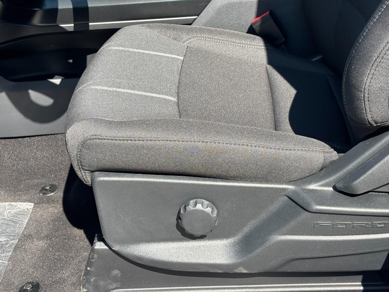 Ford F-150 Vehicle Full-screen Gallery Image 17