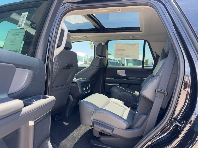 Ford Expedition Vehicle Full-screen Gallery Image 13