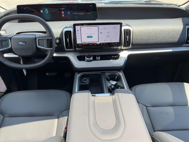 Ford Expedition Vehicle Full-screen Gallery Image 15
