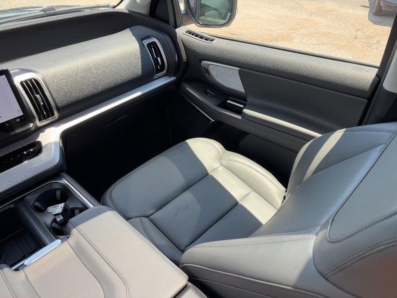 Ford Expedition Vehicle Full-screen Gallery Image 16