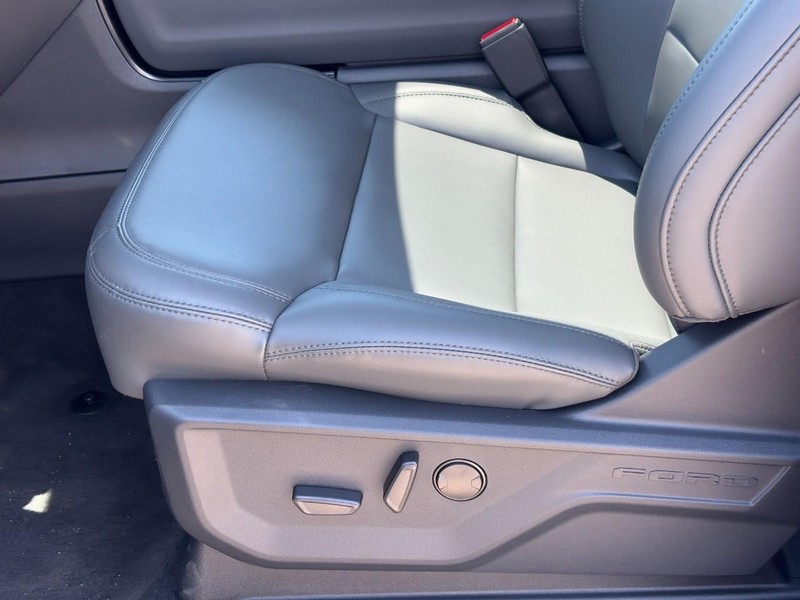 Ford Expedition Vehicle Full-screen Gallery Image 17