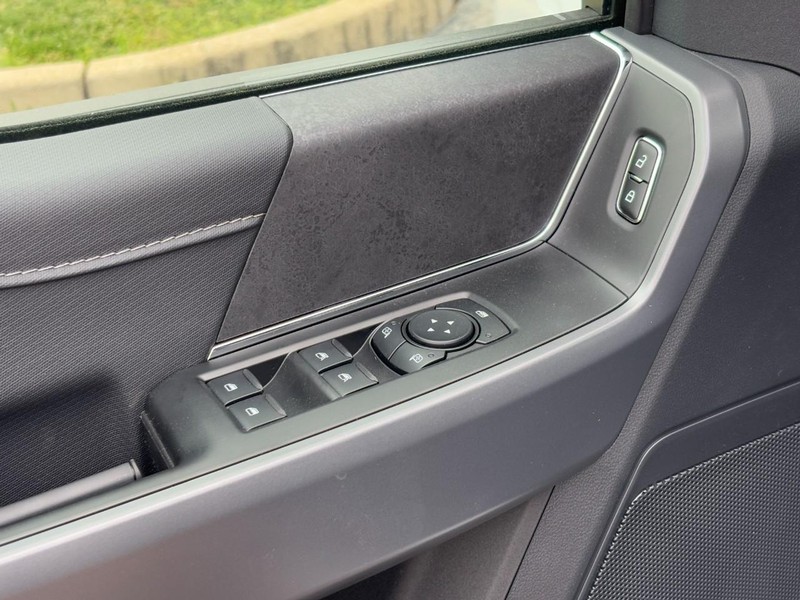 Ford F-150 Vehicle Full-screen Gallery Image 17