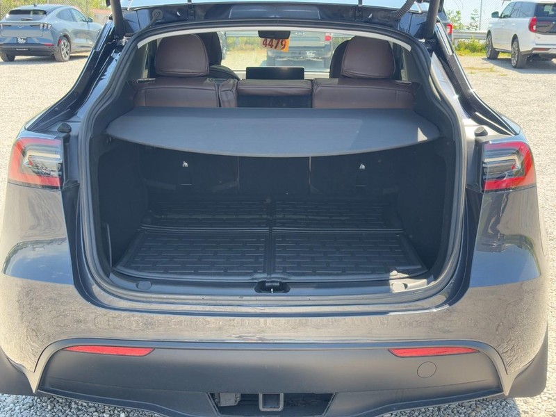 Tesla Model Y Vehicle Full-screen Gallery Image 11
