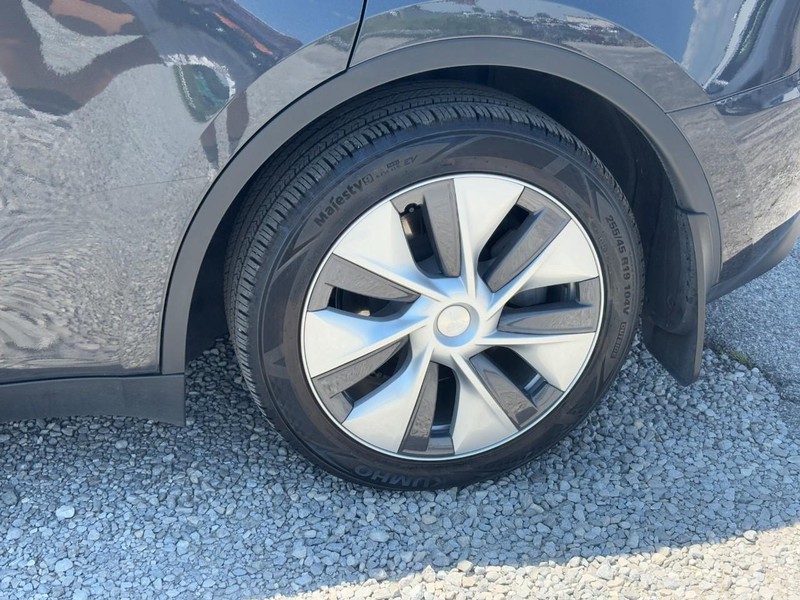 Tesla Model Y Vehicle Full-screen Gallery Image 12