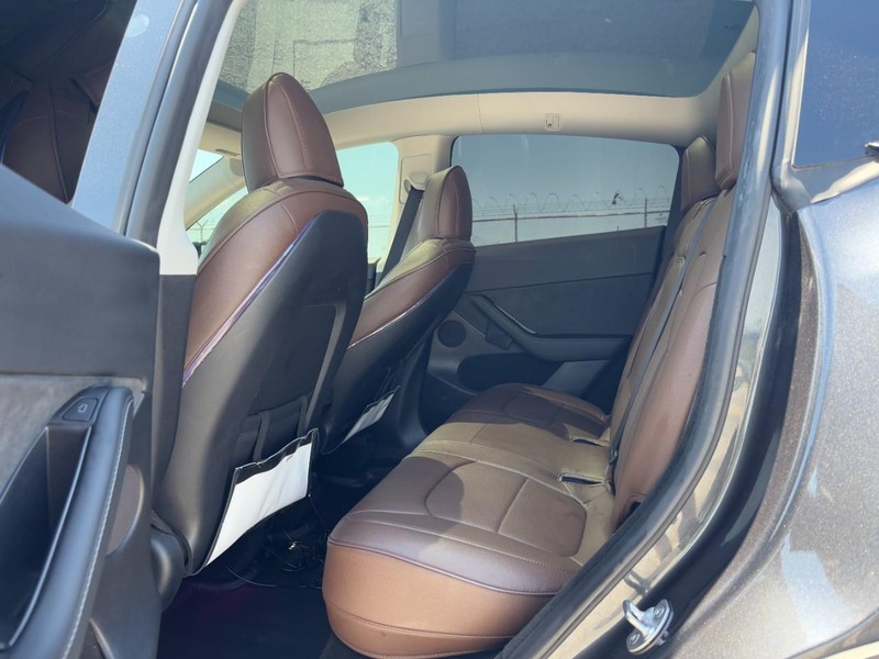 Tesla Model Y Vehicle Full-screen Gallery Image 13
