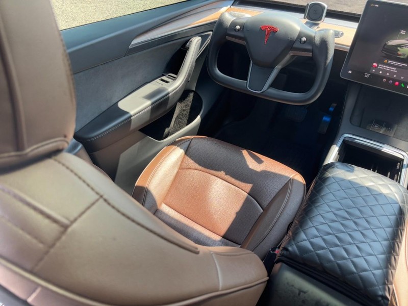Tesla Model Y Vehicle Full-screen Gallery Image 14