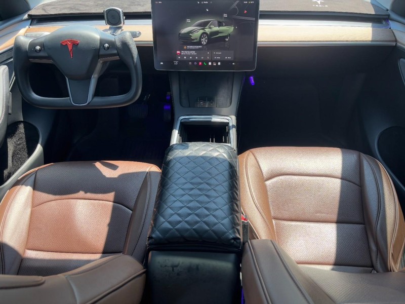 Tesla Model Y Vehicle Full-screen Gallery Image 15