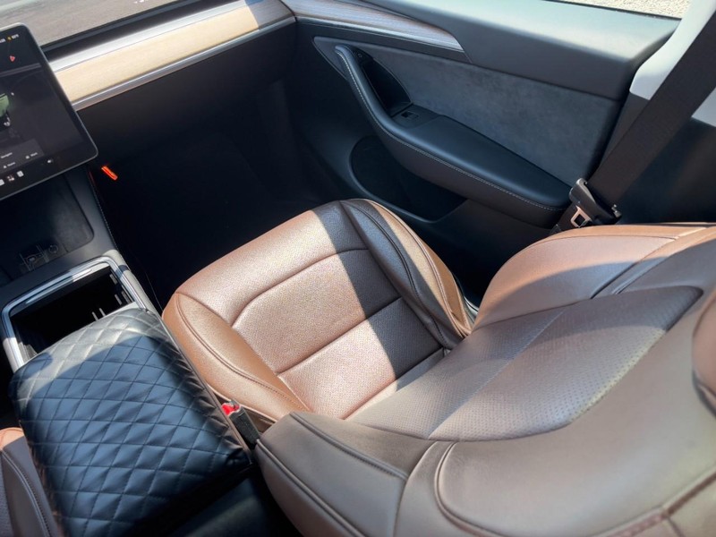 Tesla Model Y Vehicle Full-screen Gallery Image 16