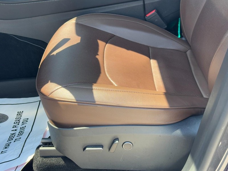 Tesla Model Y Vehicle Full-screen Gallery Image 17