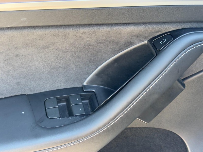 Tesla Model Y Vehicle Full-screen Gallery Image 18